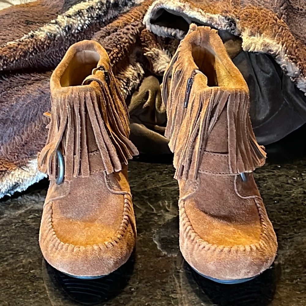 Born Fringe Moccasin Zip Up Booties with Heel - Size 6 - Stylish and Comfortable